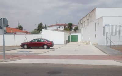 Construido vial de servidumbre en la trasera del centro polivalente