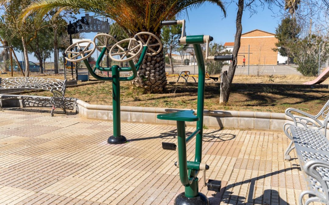 El Ayuntamiento instala un parque biosaludable en la barriada de La Estación