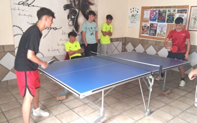 Alrededor de 40 jóvenes participan en el torneo de tenis de mesa