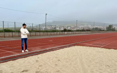 La pista de atletismo de Peñarroya-Pueblonuevo renueva la arena de su foso