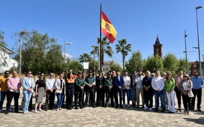 La bandera de España ondea en la plaza de la Tolerancia de Peñarroya-Pueblonuevo como símbolo nacional que representa a todos los españoles