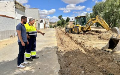 La calle Hontanilla contará con acerado y red de abastecimiento de agua renovados tras las obras PFEA