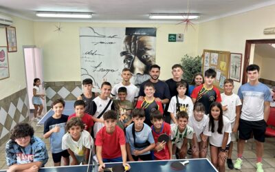 Una veintena de jóvenes participan en el torneo de tenis de mesa