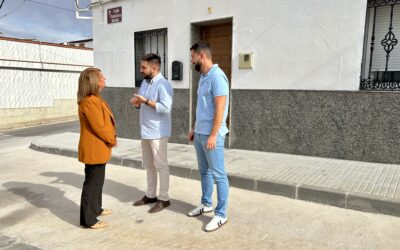 La actuación de mejora en la calle Francisco Rueda renueva el acerado y la red de abastecimiento de agua a través del PFEA