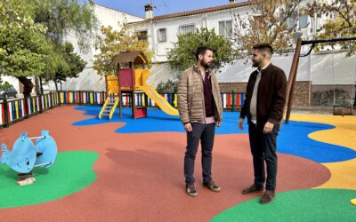 El parque infantil de la plaza Antonio Gala incorpora suelo de caucho y un vallado perimetral para mejorar su seguridad